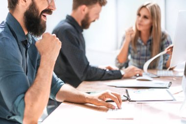 İş adamı ve ofiste çalışan bir grup çalışan..