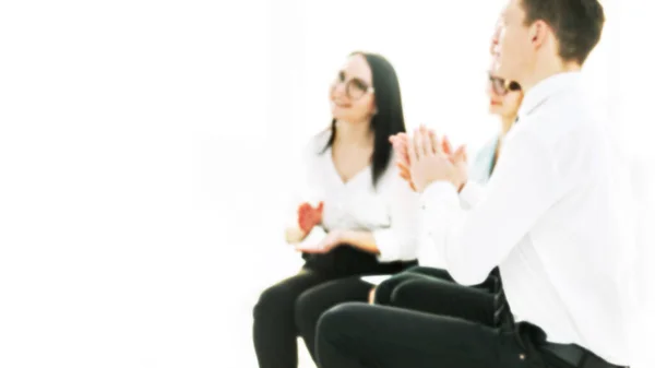 Imagen borrosa para el texto publicitario. foto con espacio de copia. empleados aplauden durante una reunión de negocios en la oficina — Foto de Stock