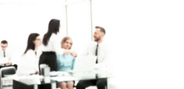 Blurred image for the advertising text. photo with copy space. image of a business office on a working day. — Stock Photo, Image