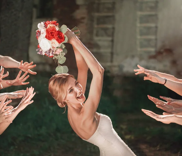 Hermosa novia lanza ramo de boda a sus amigos — Foto de Stock