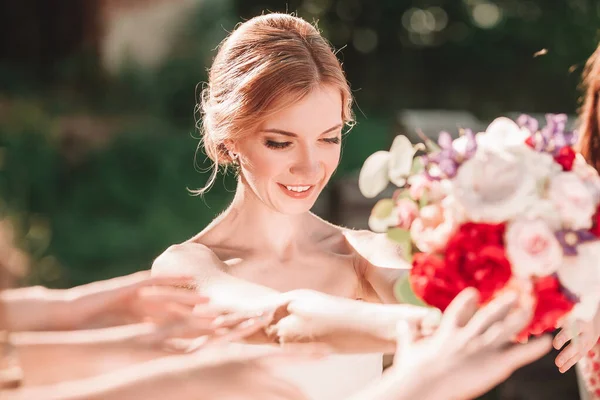 Noiva sorrindo entregando buquê de casamento para seus amigos . — Fotografia de Stock