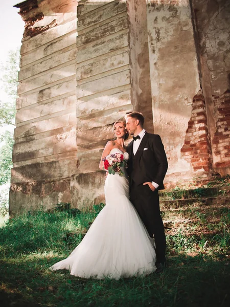 Portrait of a happy couple in love on the background of an old manor . — Stock Photo, Image