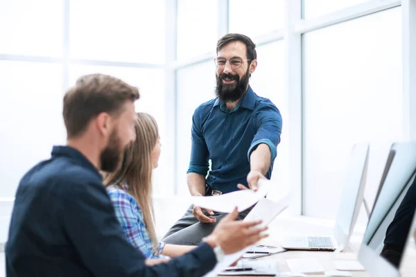 Jefe discutiendo con los empleados un nuevo contrato  . — Foto de Stock