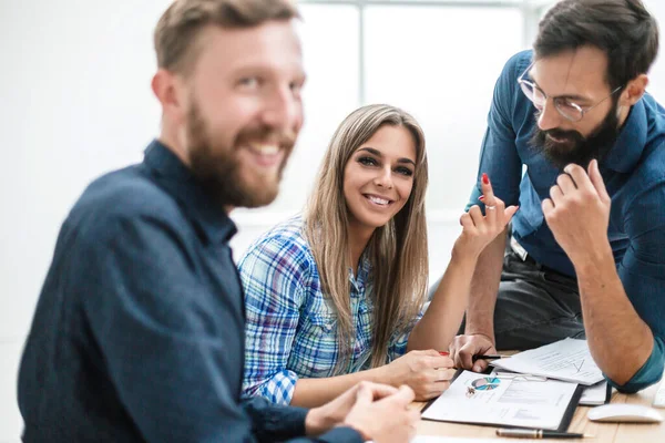 Doe dicht. groep zakenmensen die aan hun bureau zitten — Stockfoto