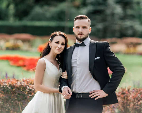 Retrato de noiva feliz e noivo em seu dia do casamento . — Fotografia de Stock