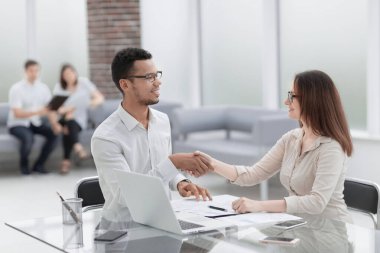 iş adamı ve iş merkezi salonunda bir anlaşma yapmadan iş kadını