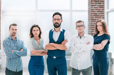 kendine güvenen iş takım ayakta modern bir ofis