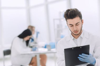 yakın çekim. bir bilim adamı yapıyor bir denemenin sonuçları bir laboratuvar günlüğe yazar.