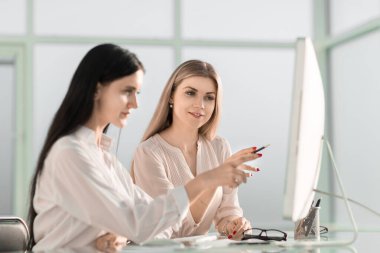 iki çalışanı office masada oturan bir şey görüşüyorlar