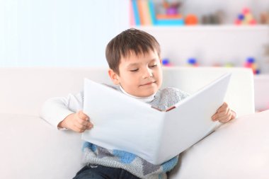 okul öncesi odasında kanepede kitap okuma