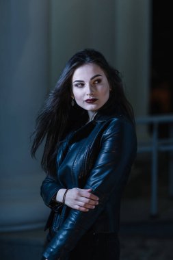 akşam şehrin sokakta duran şık kız