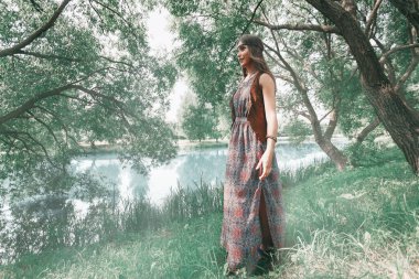 Genç hippi kadın Gölü yakınındaki bir yolda