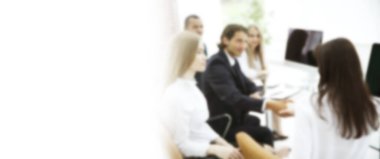 Yakın plan. Tokalaşma ticaret ortakları, bulanık bir masada oturuyor.