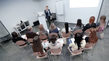 arka view.the proje yöneticisi bir toplantı yapar