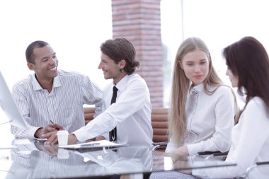 Daha İyi Sonuçlara Ulaşmak İçin İş Takımı Birlikte Çalışıyor