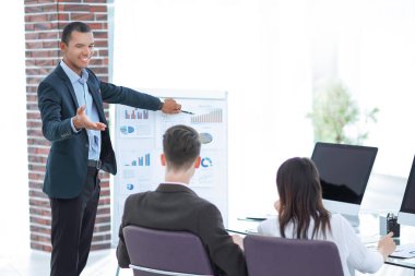 hoparlör bir rapor mali Proje sunumu yapar