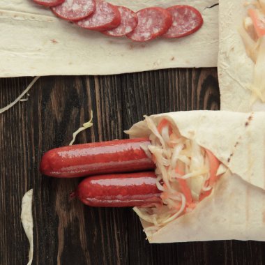 dilimlenmiş salam ve Shawarma üzerinde kopya alanı ile ahşap arka plan .photo