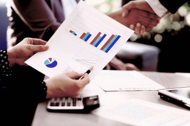 Kapat. İş adamı yeni anlaşmanın mali kârını kontrol ediyor