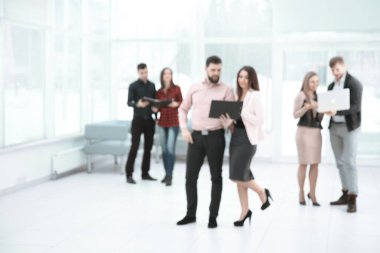 Ofis lobisinde konuşan bir grup iş adamının bulanık görüntüsü. iş geçmişi