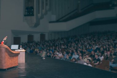 İş kursları öğrencileri iş merkezinin konferans salonunda.