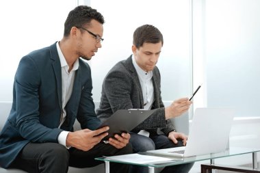 iş ortakları yeni sözleşmenin koşulları tartışıyor.