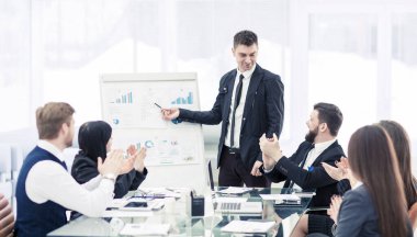 iş takım yeni bir mali proje bir sunum şirketin iş ortakları için verir.