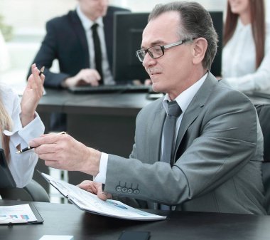 Finansal verilerle çalışmak için dijital tablet kullanarak çalışanlar