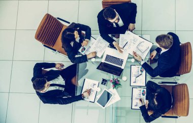 İşletme ekibi şirketin finansal planını tartışıyor.