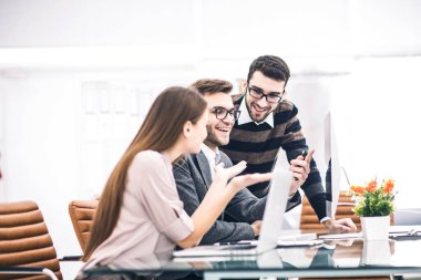 profesyonel iş takım modern ofisindeki bir masanın arkasında oturan yeni bir proje geliştiriyor.