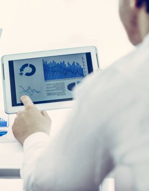 Dijital tablet kullanarak iş takım pazarlama rapor analiz eder.