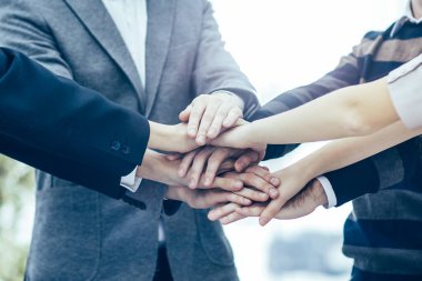 İş dünyasında başarı kavramı: Dost iş ekibi ayakta