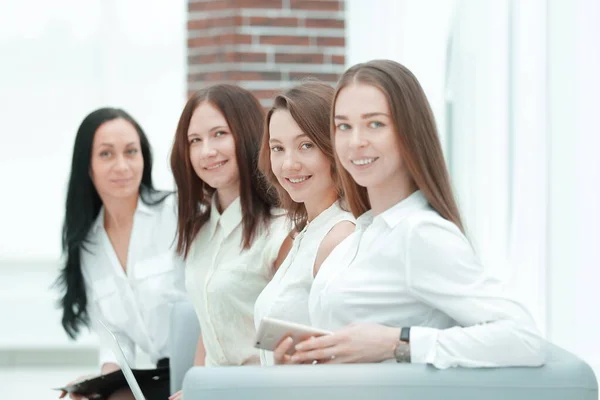Grupo de mulher de negócios bem sucedida sentado no escritório hall.photo com espaço de cópia — Fotografia de Stock