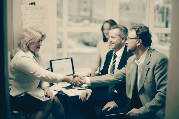 Obchodní handshake ženy s partnerem nad stolem — Stock fotografie