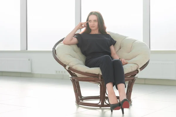 現代のビジネス女性が快適な椅子でリラックスします。. — ストック写真
