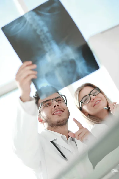 İki ortopedik doktor hastanın röntgenine bakıyor. — Stok fotoğraf