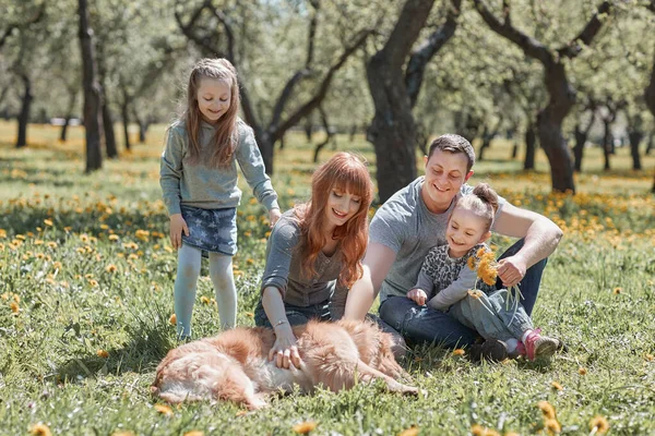 Família acariciando seu animal de estimação para um passeio — Fotografia de Stock