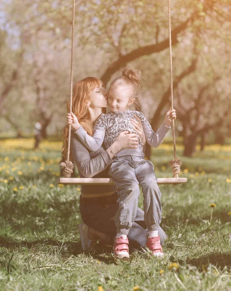 Mom and her little daughter spend their free time together — Stock Photo, Image