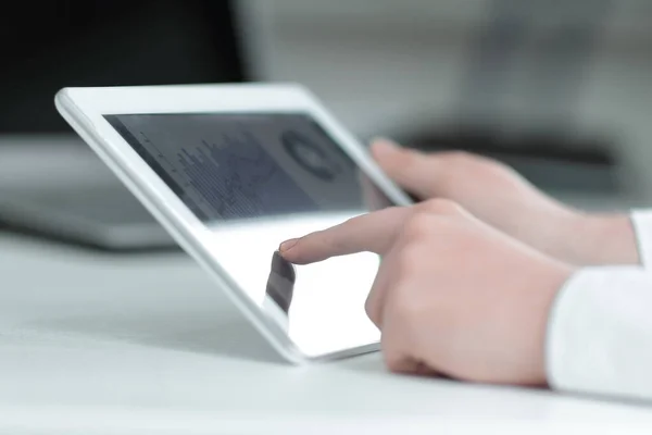 Nahaufnahme. Geschäftsmann zeigt mit Stift auf einen digitalen Tablet-Bildschirm. — Stockfoto