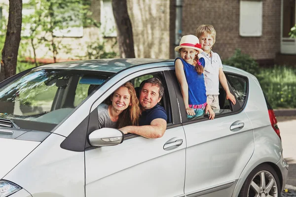 그들의 가족 차에 앉아 두 아이 함께 가족. — 스톡 사진