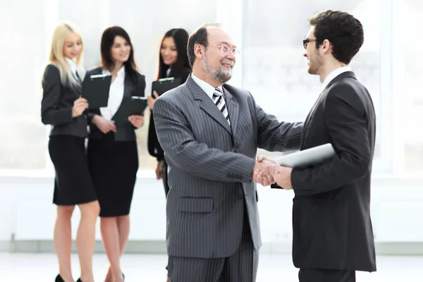 Project manager stringere la mano al dipendente prima del seminario — Foto Stock