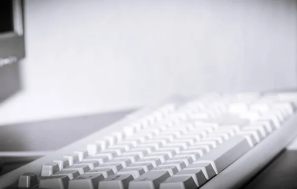 Old computer keyboard.isolated on a dark background — Stock Photo, Image