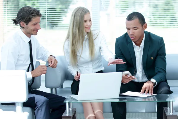 Konzentriertes Geschäftsteam am Arbeitsplatz, das über Geschäftsprobleme nachdenkt — Stockfoto