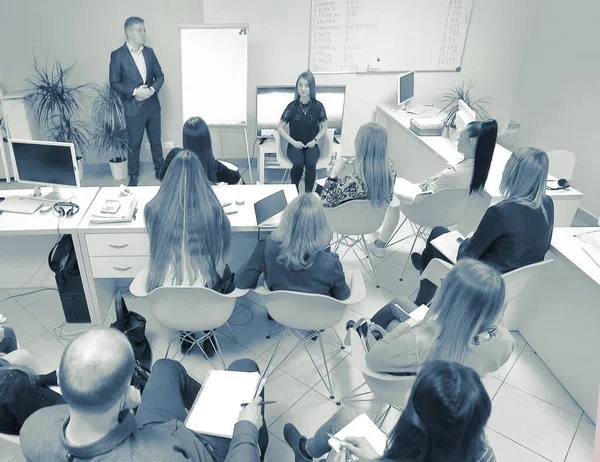 Confident businessman explaining something on whiteboard during — Stock Photo, Image