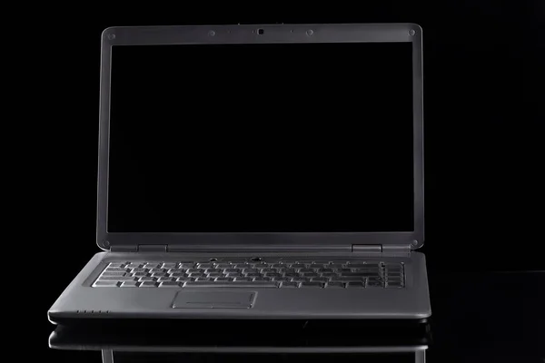 Zárj be! megnyitott laptop szürke háttér — Stock Fotó