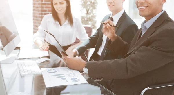 Primo piano. moderno team aziendale durante le ore lavorative  . — Foto Stock