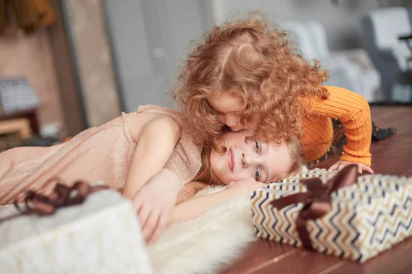 Dos hermanas bonitas relajándose en la sala de estar en Nochebuena. — Foto de Stock