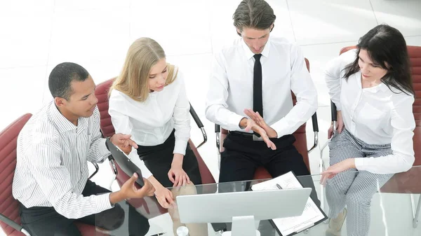 Team di lavoro che discute un business document.the concetto di business. — Foto Stock