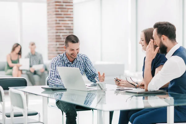 Team di lavoro tiene una riunione di lavoro in ufficio — Foto Stock