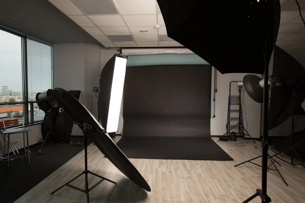 Estúdio fotográfico vazio com equipamento de iluminação moderno . — Fotografia de Stock