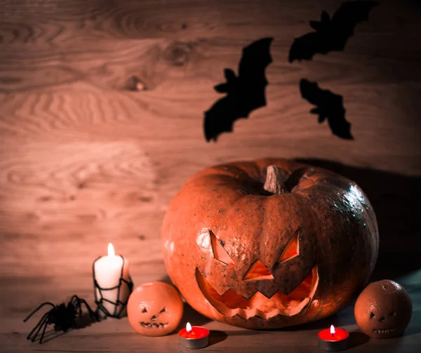 Kürbis zu Halloween auf einem Holztisch — Stockfoto